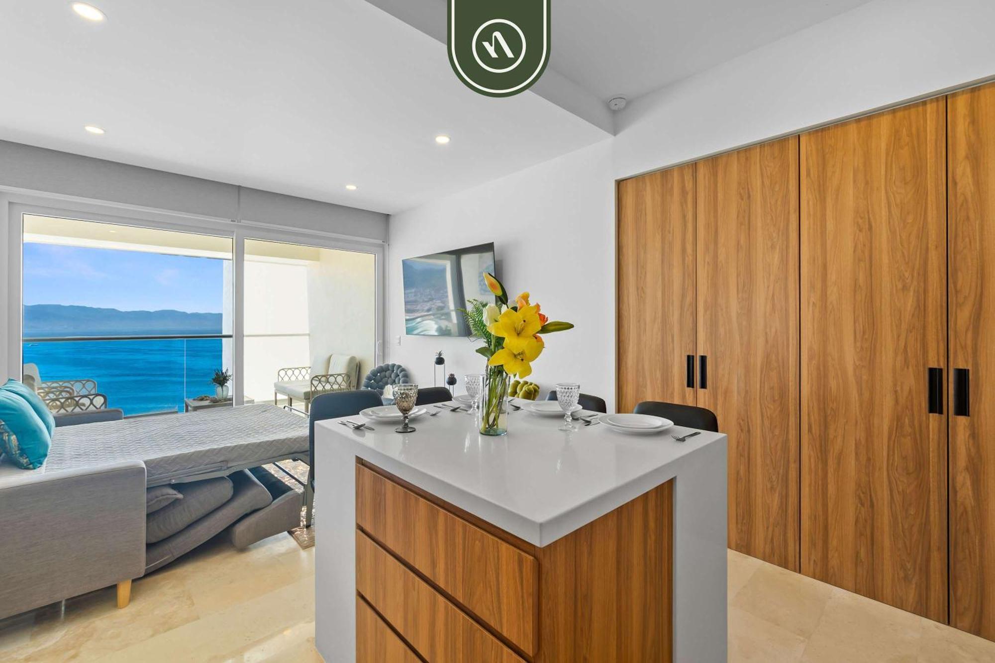 1 Bedroom With Amazing Bay View - - Pools Apartment