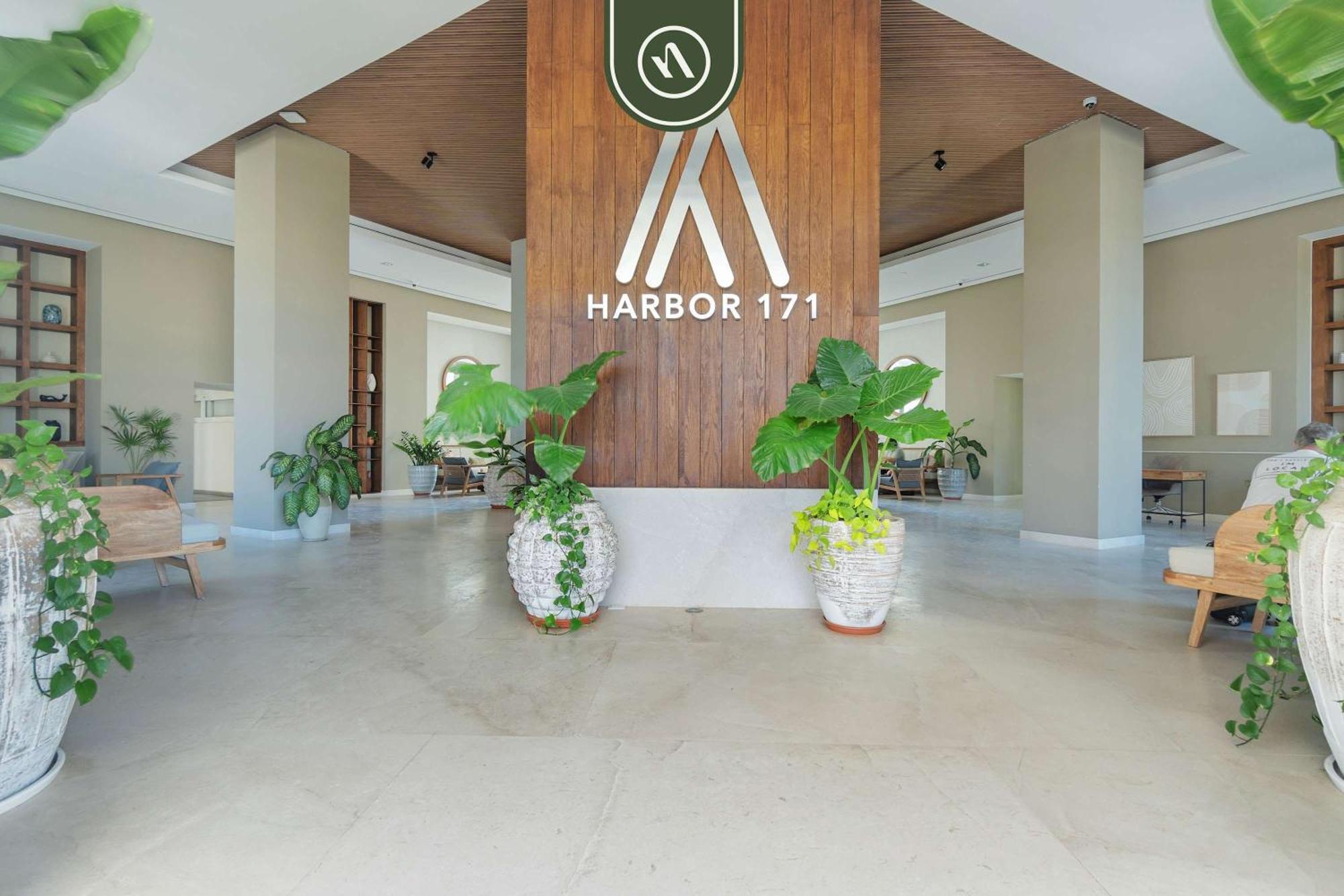 1 Bedroom With Amazing Bay View - - Pools Apartment *