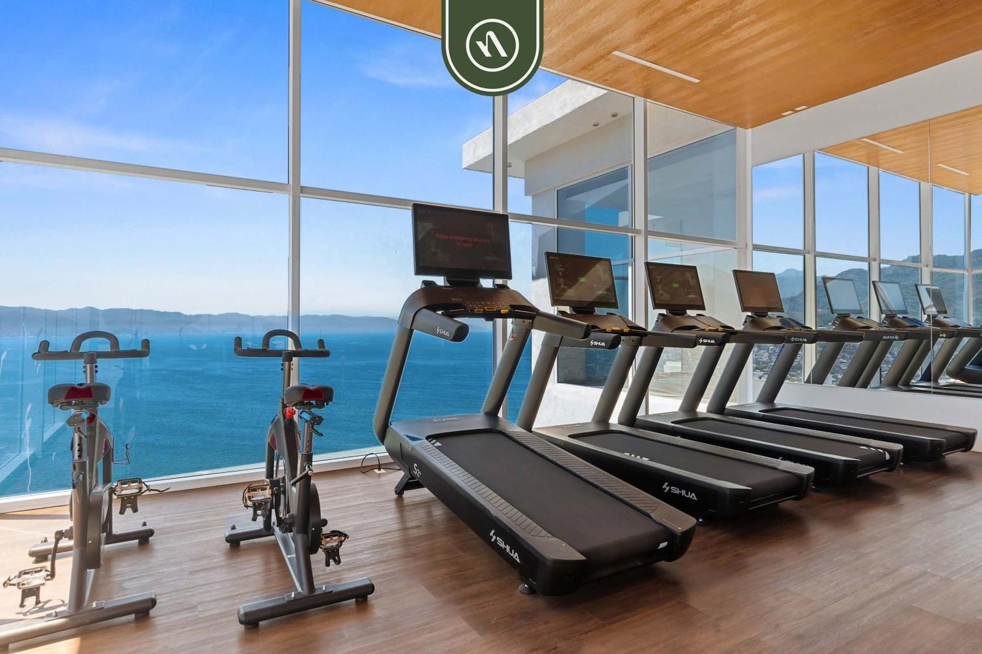 1 Bedroom With Amazing Bay View - - Pools