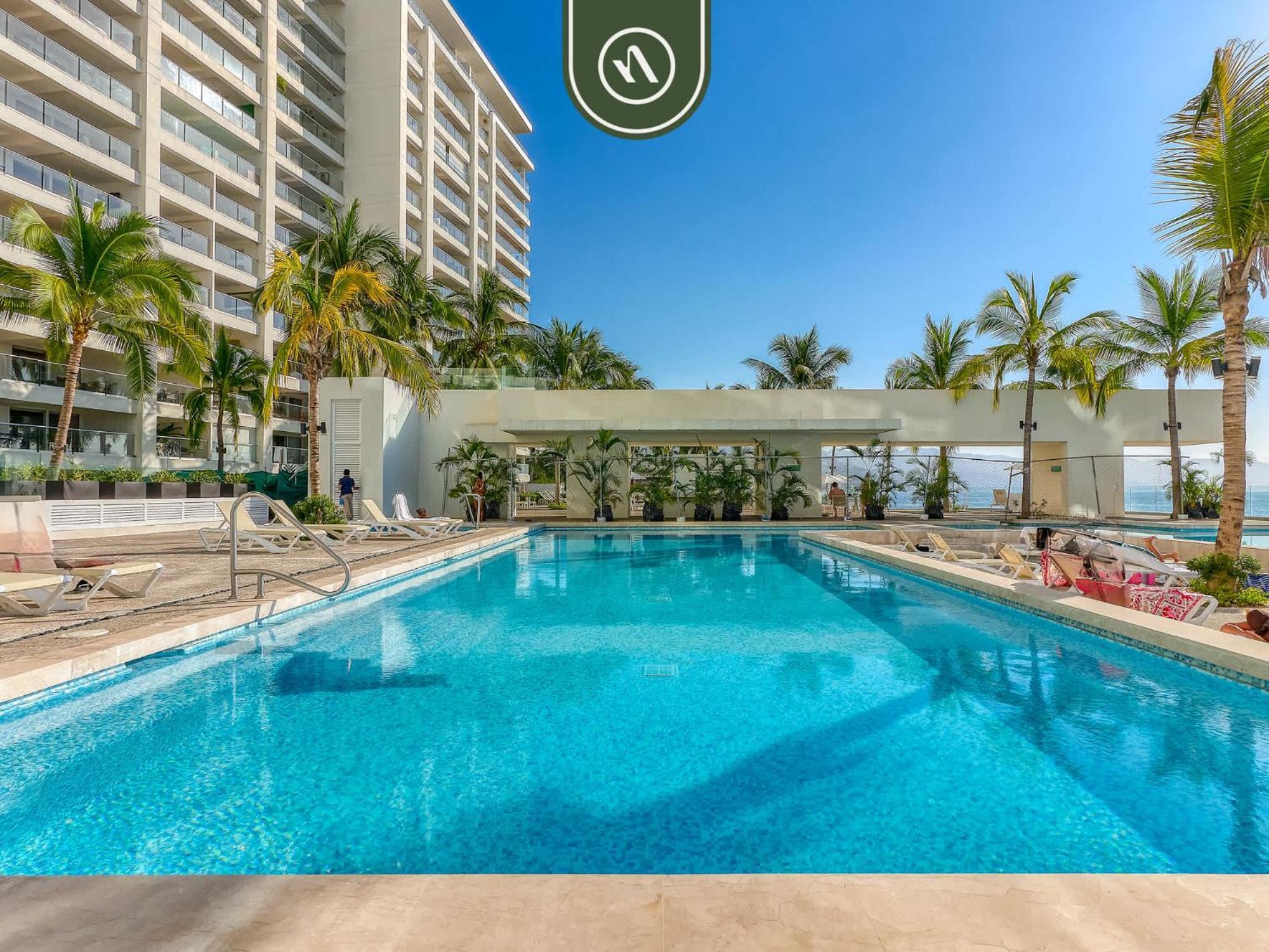 1 Bedroom With Amazing Bay View - - Pools Apartment