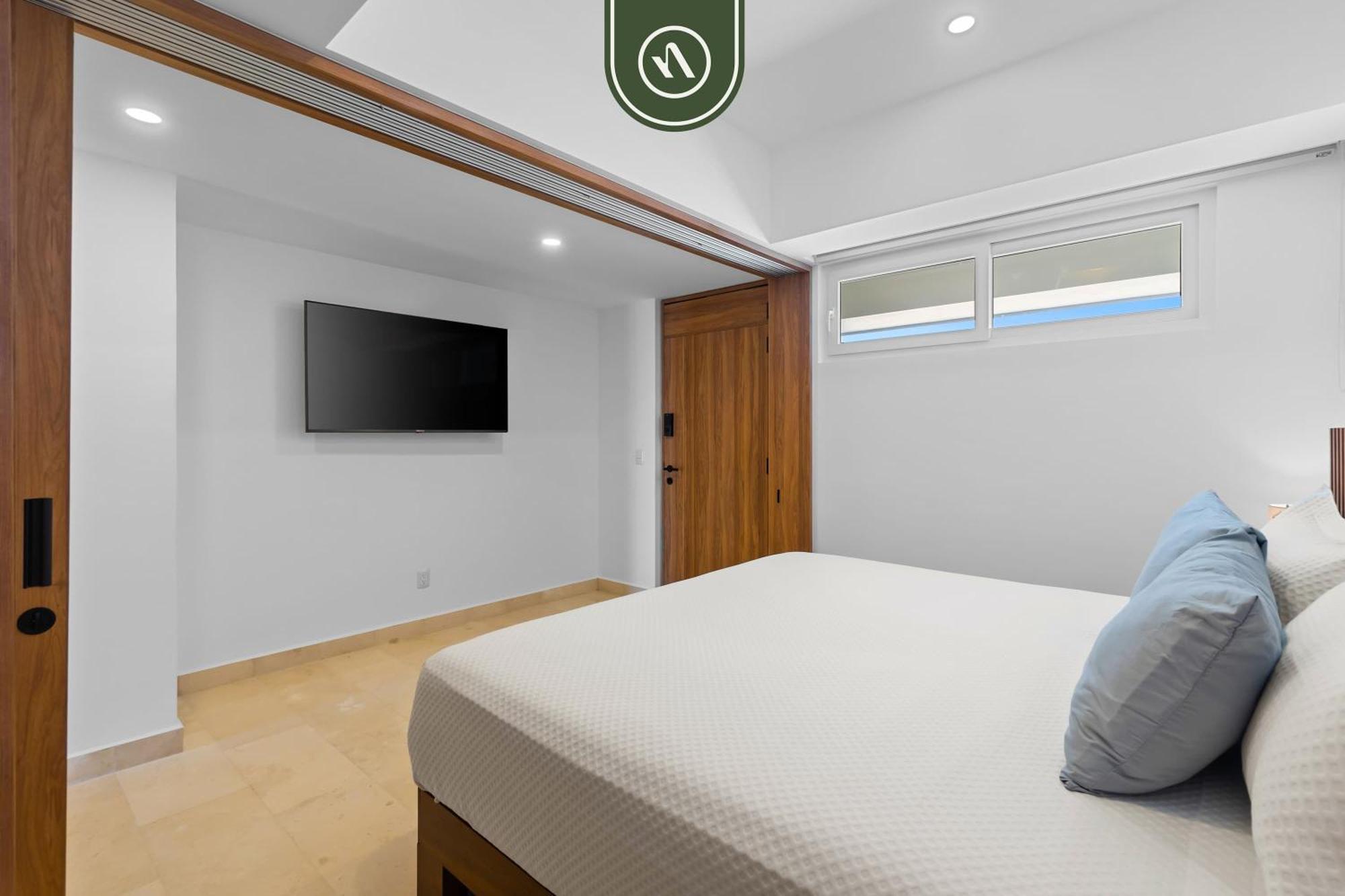 1 Bedroom With Amazing Bay View - - Pools *